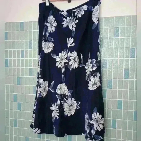 Petite Sophisticate Floral Plus Size Silk Below Knee Skirt Blue and White - Picture 6 of 9